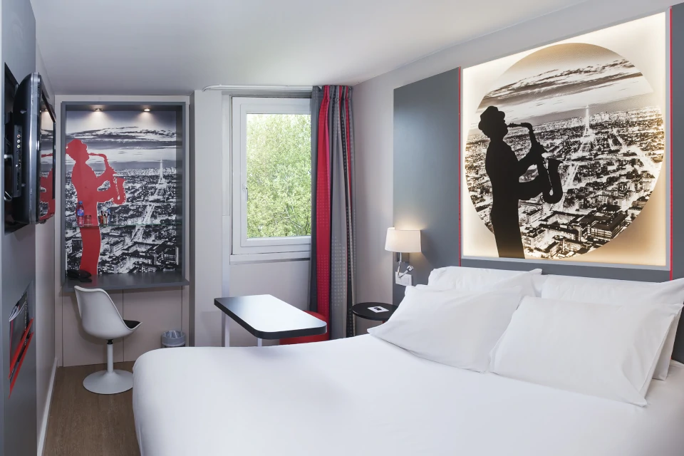 Chambre standard avec un lit double pour 2 personnes dans l'hôtel Inn Paris St Quentin