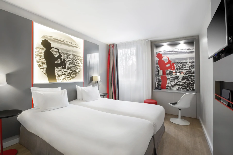 Chambre lits simples avec WiFi gratuit illimité, et coin bureau