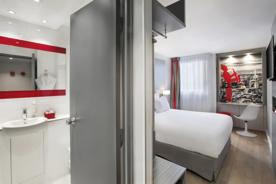 Chambre hôtel avec salle de bain douche à l'hôtel Inn Paris St Quentin