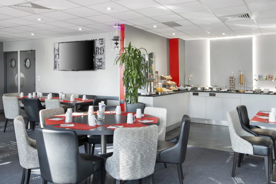 Salle du petit-déjeuner de l'hôtel Inn Paris St Quentin