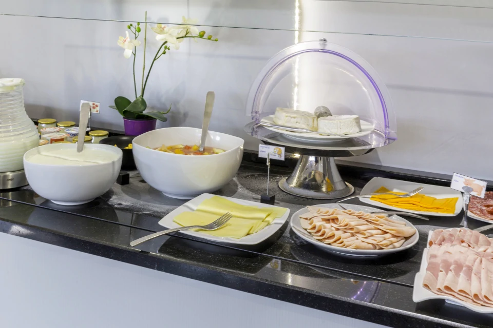 Boissons chaudes et viennoiseries à volonté, fruits frais