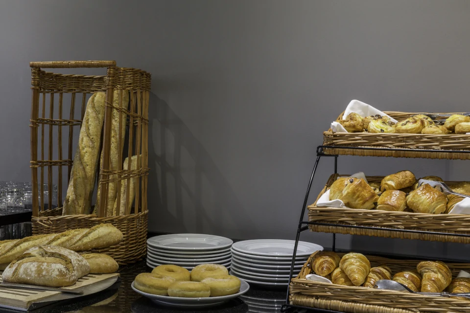 Boissons chaudes et viennoiseries à volonté, fruits frais