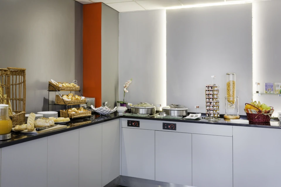 Petit-déjeuner buffet sucré à volonté, croissant, pain, pain au chocolat