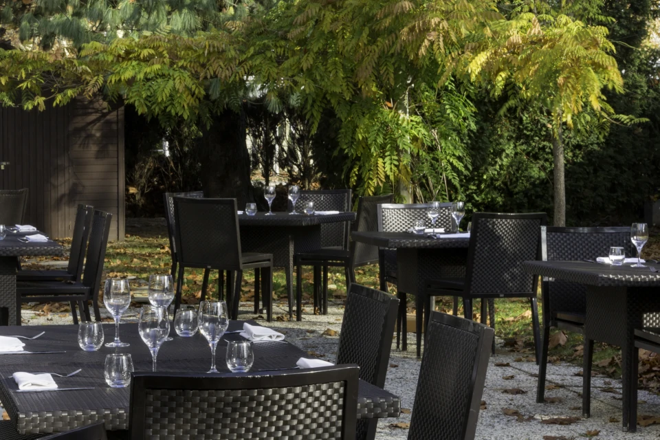 Prenez votre repas sur la terrasse de l'hôtel
